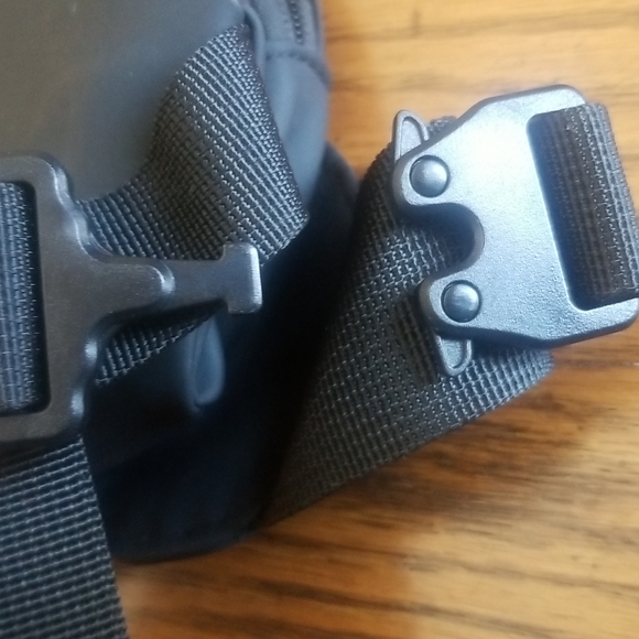 Growi Cross body expandable bag in black - Picture 6 of 6